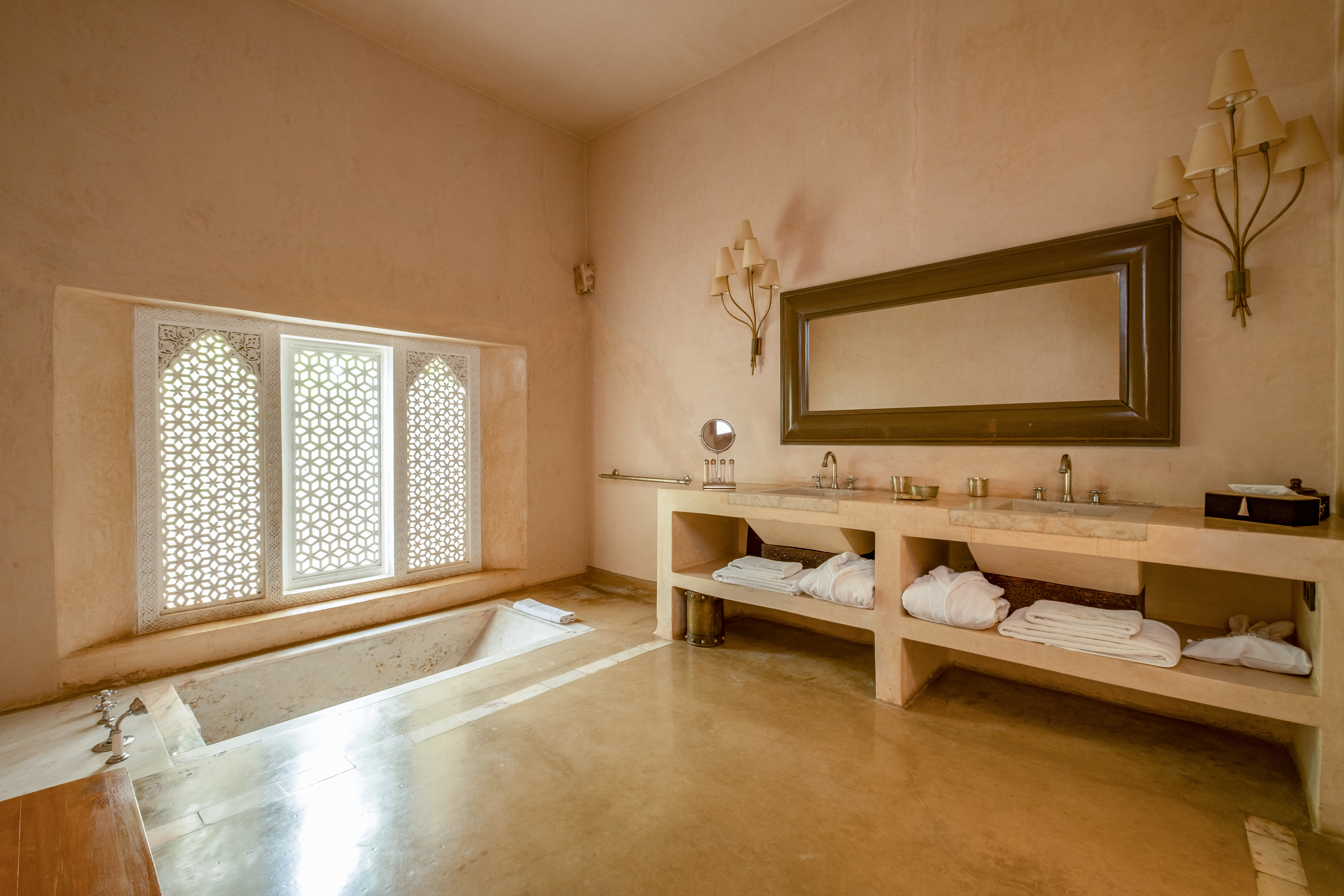 Large Harim Suite Piscine Salle de bain